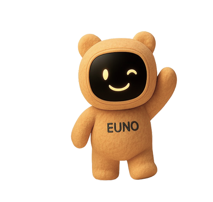 Le robot EUNO, en forme d’ours orange souriant, lève la main en signe de bienvenue